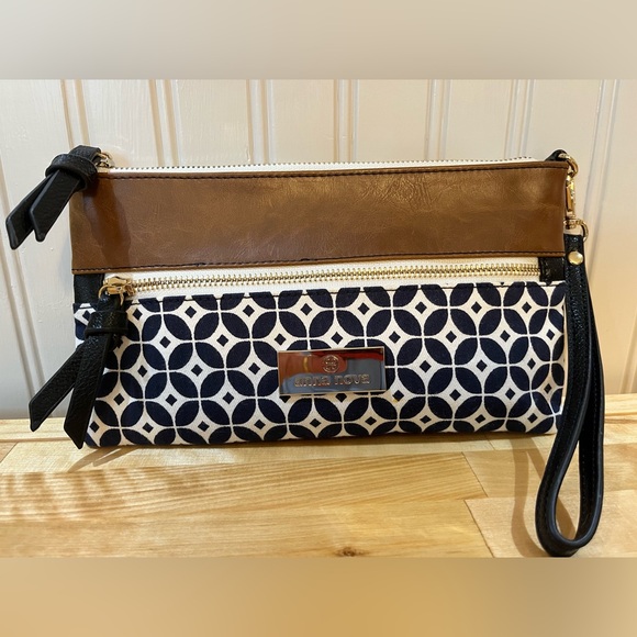 Anna Nova Crossbody - Picture 2 of 10